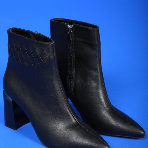 https://sh.kyveli.me/products/braid-pointed-boots