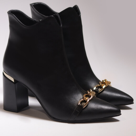 https://sh.kyveli.me/products/point-toe-metal-chain-boots