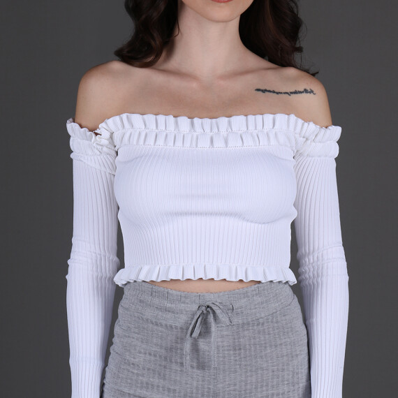 https://sh.kyveli.me/products/off-shoulder-pleated-top