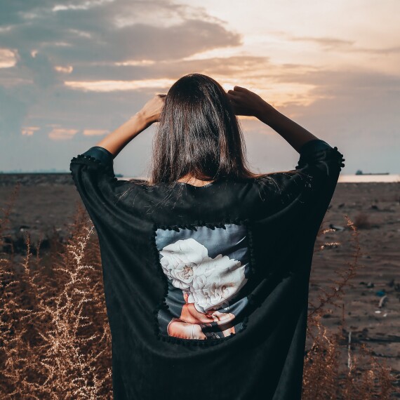 https://sh.kyveli.me/products/velvet-printed-abaya
