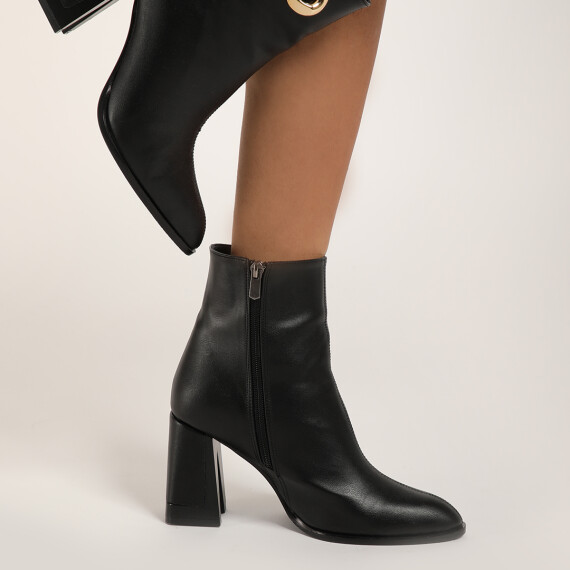 https://sh.kyveli.me/products/chained-como-boots