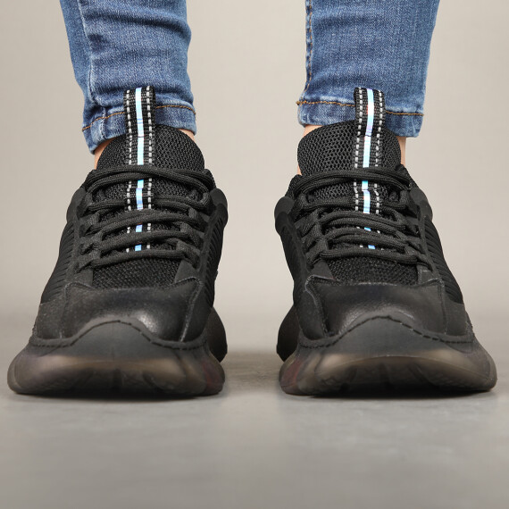 https://sh.kyveli.me/products/leez-sneakers