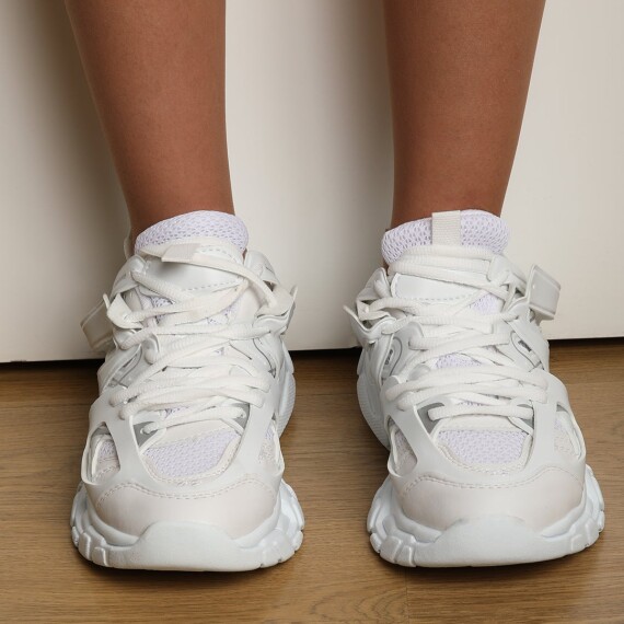 https://sh.kyveli.me/products/ozee-running-shoes