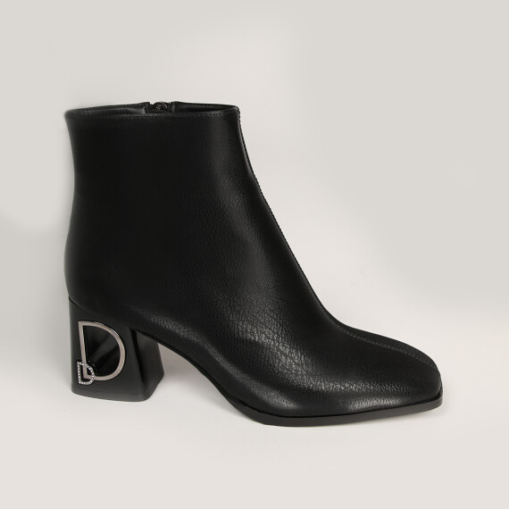 https://sh.kyveli.me/products/the-d-rectangular-boots