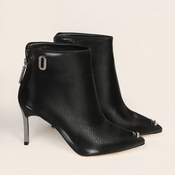 https://sh.kyveli.me/products/vandro-pointed-boots