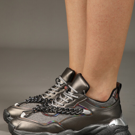 https://sh.kyveli.me/products/solid-runny-sneakers