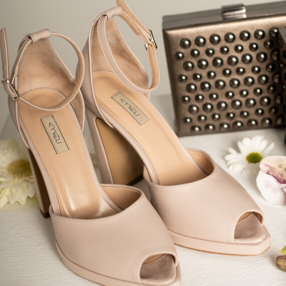 https://sh.kyveli.me/products/christina